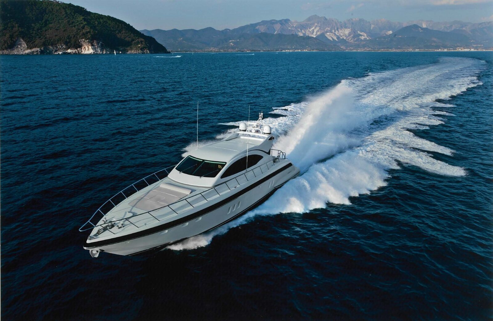 Mangusta Yachts cruising at high speed on the sea