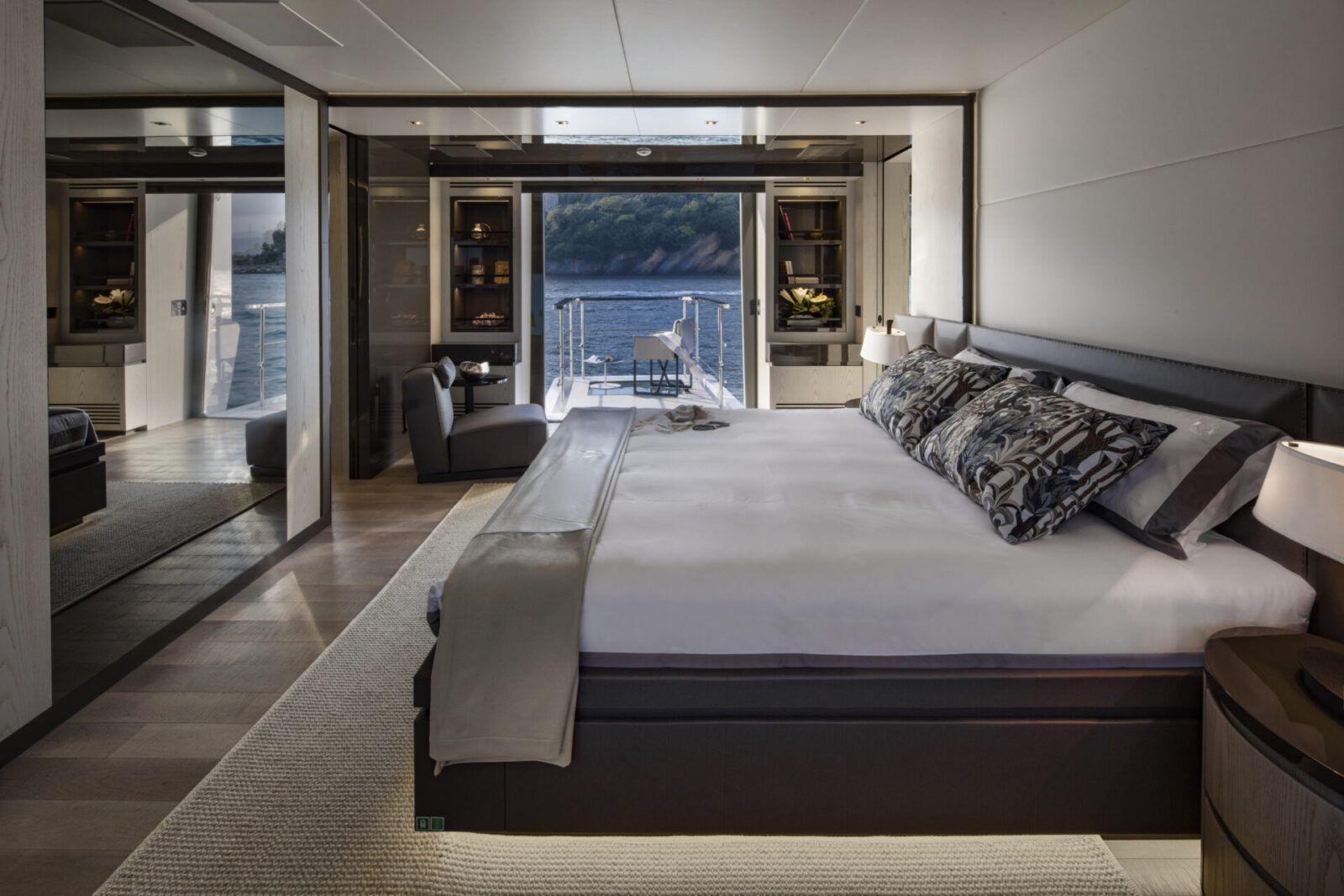 Camera da letto lussuosa su yacht Mangusta