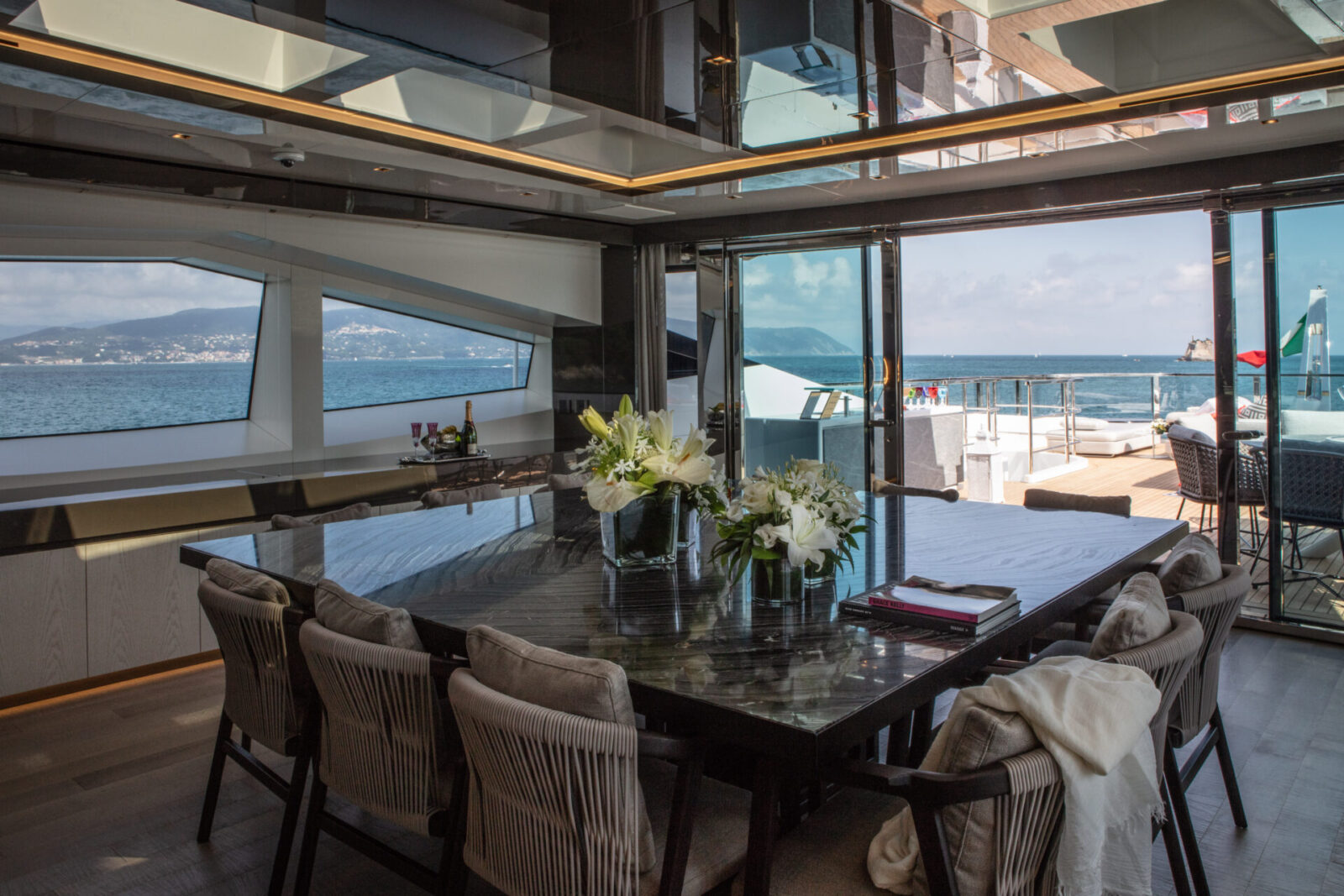 Sala da pranzo lussuosa su Mangusta Yacht.