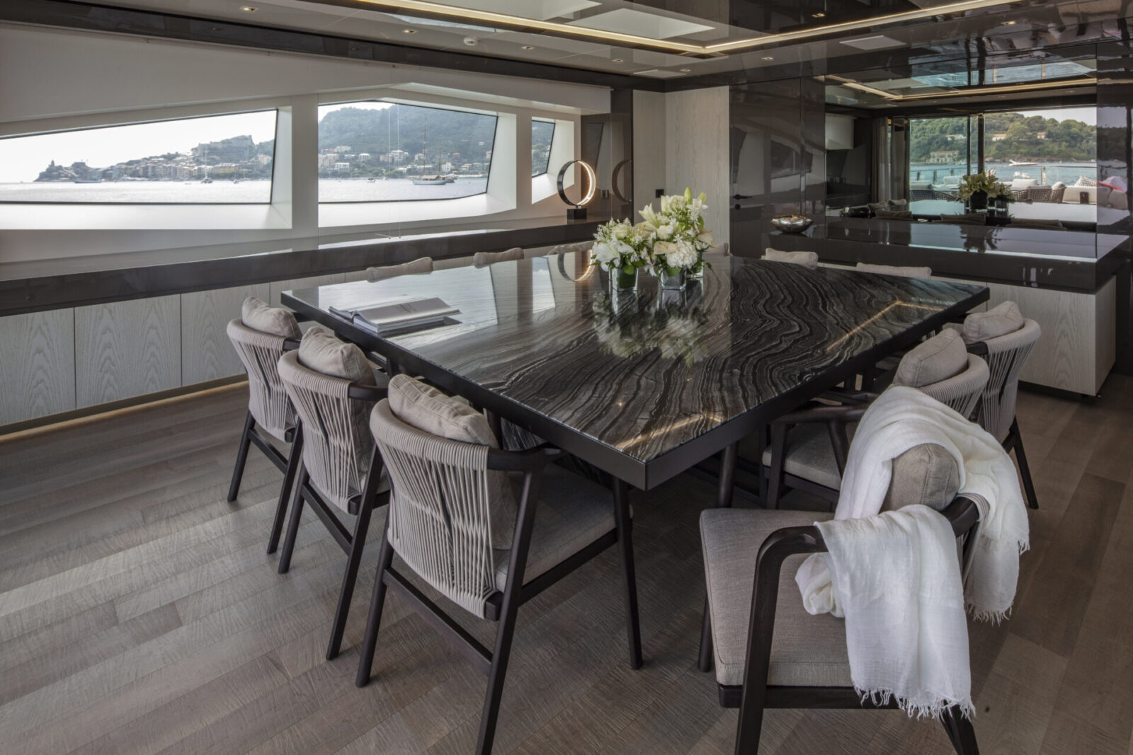 Sala da pranzo di lusso su Mangusta Yachts