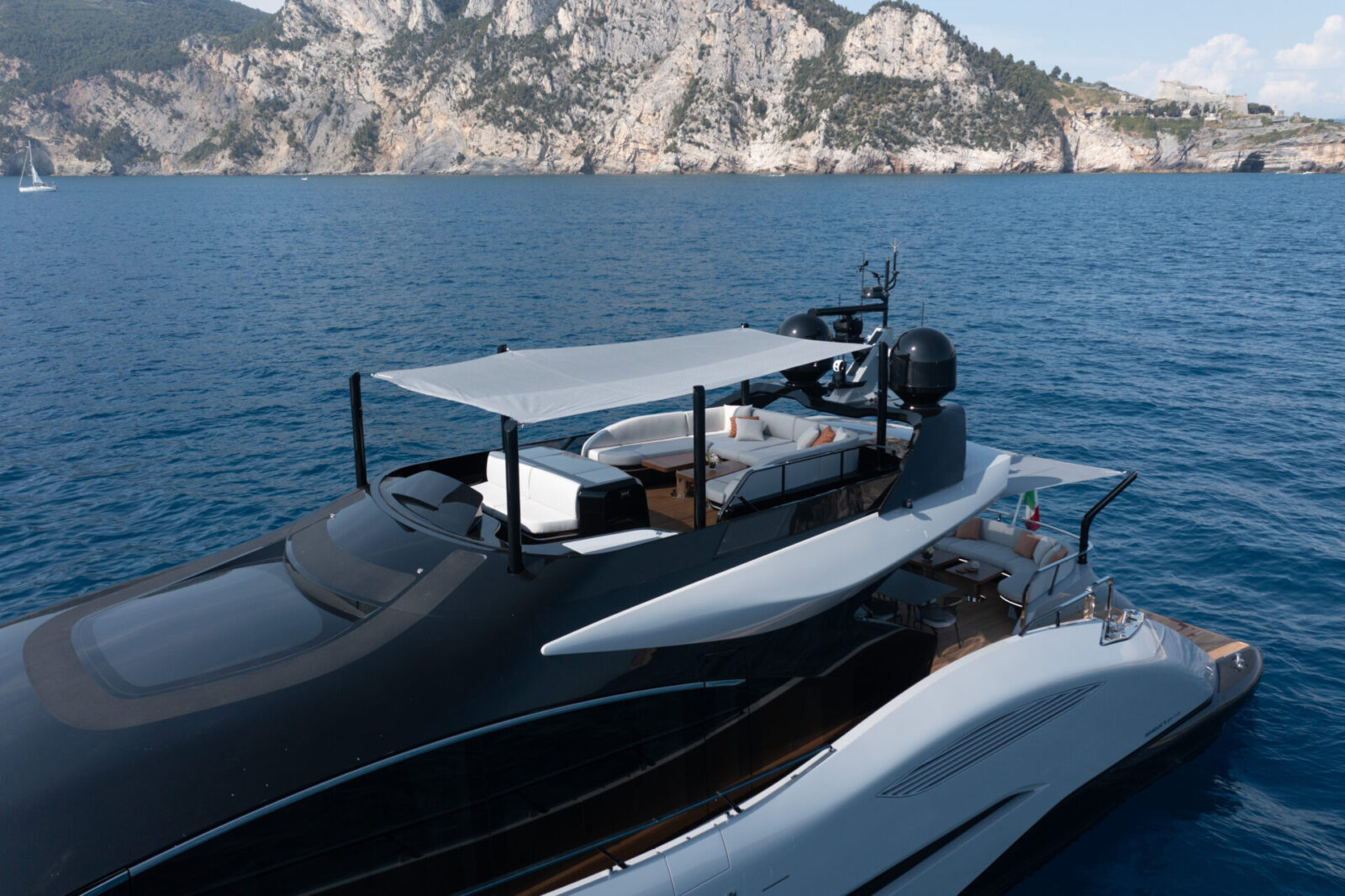 Yacht Mangusta sul mare con area relax sofisticata.