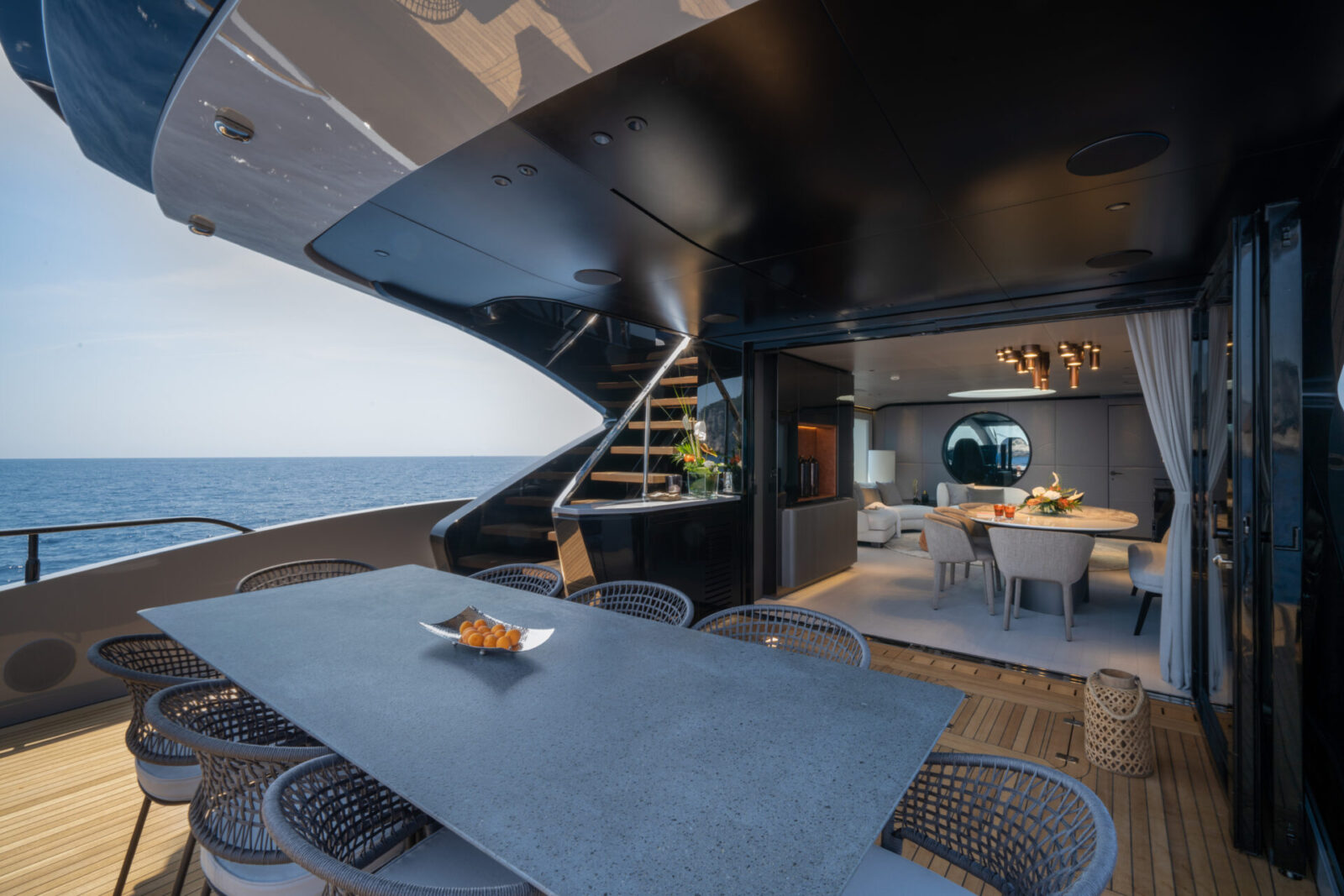 Terrazza yacht Mangusta, vista mare e interni eleganti.