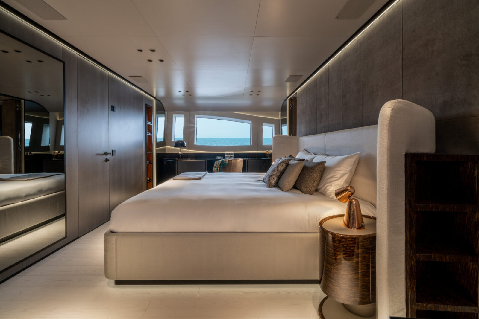 Cabina lussuosa a bordo di uno yacht Mangusta