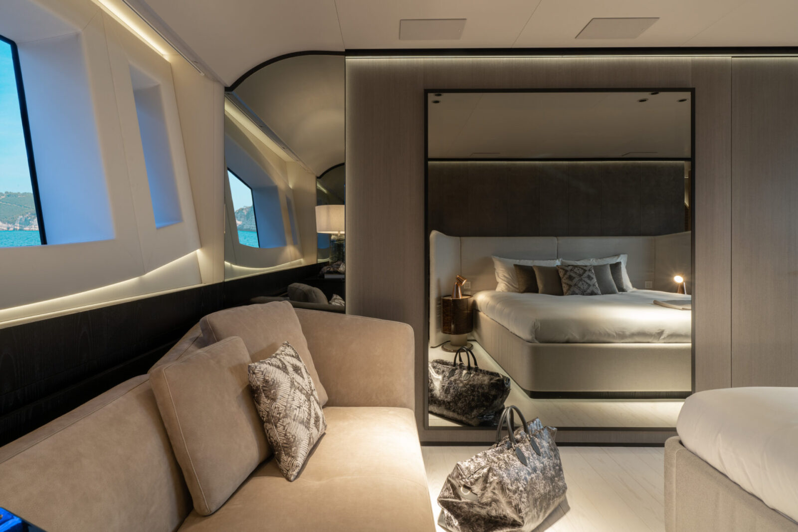 Interno elegante cabina yacht di lusso Mangusta