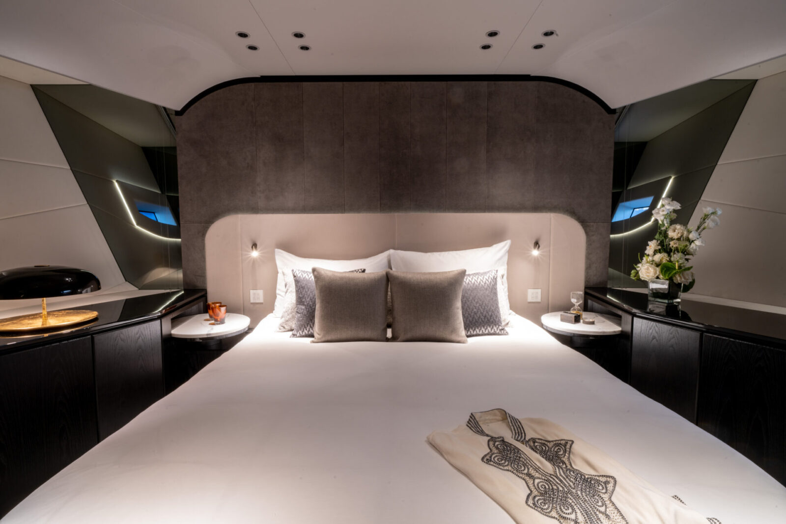 Camera elegante Mangusta Yachts con letto matrimoniale.