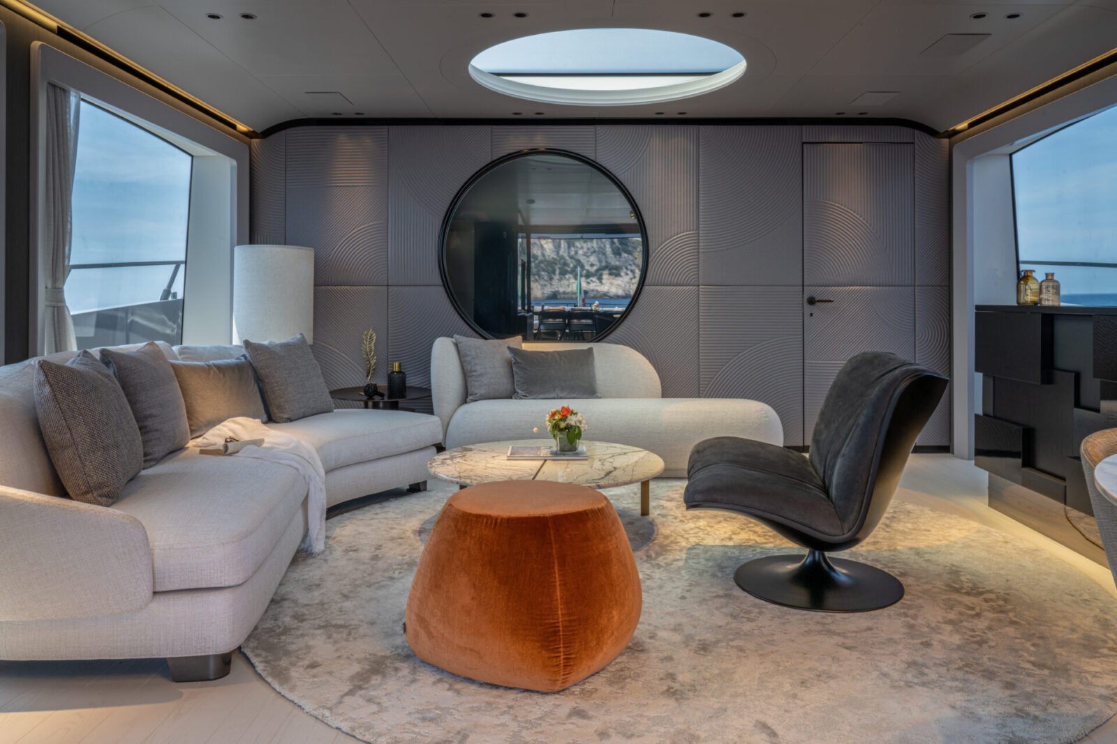 Interni eleganti salone yacht Mangusta Yachts