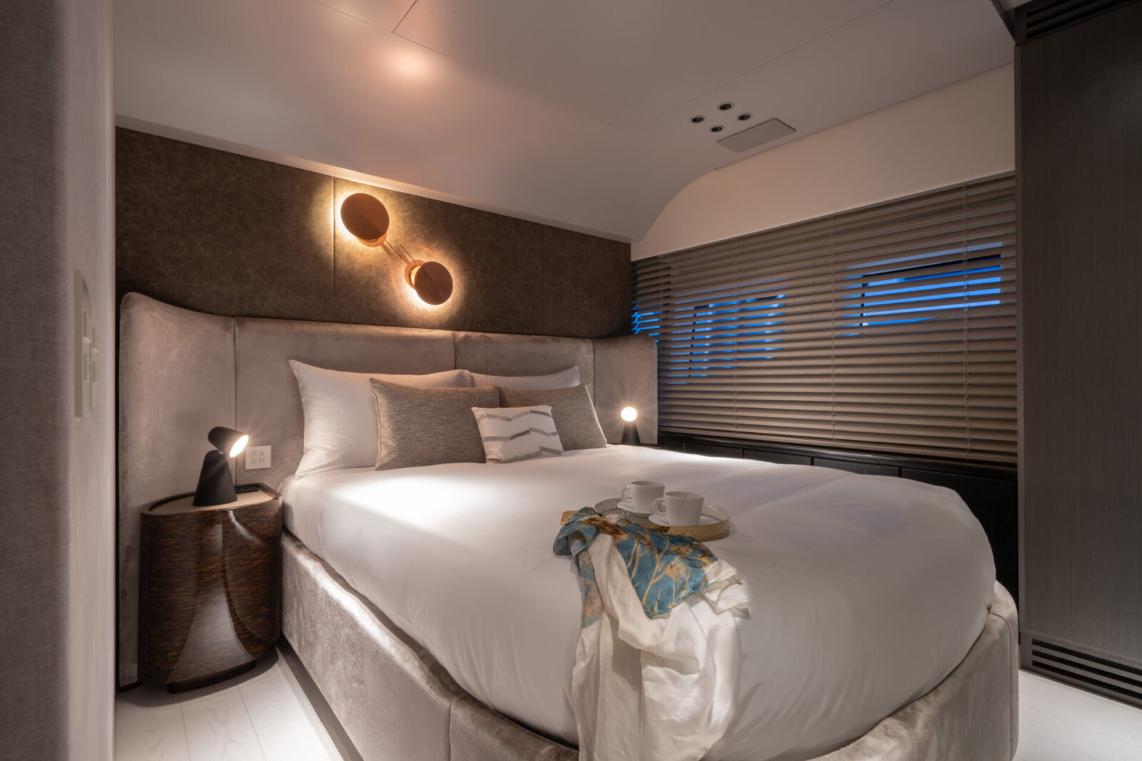 Camera lussuosa in yacht Mangusta con letto elegante.