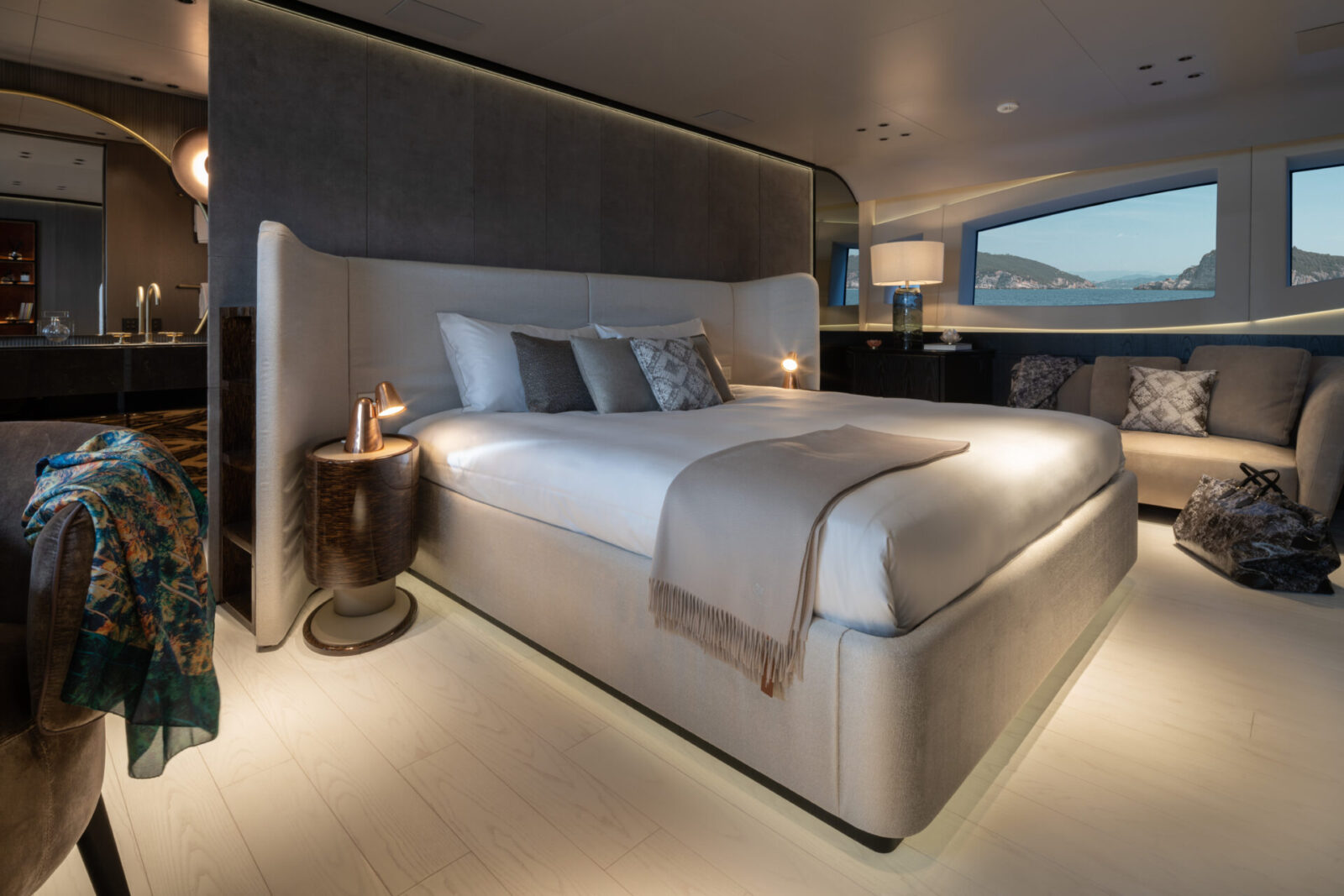 Cabina di lusso Mangusta Yachts con vista mare.