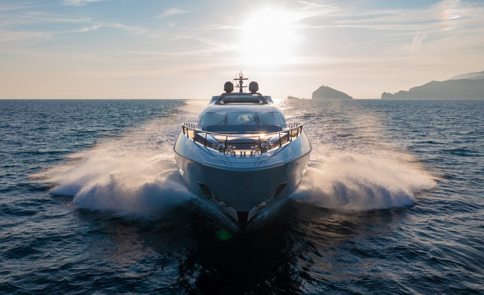 Yacht Mangusta in navigazione al tramonto.