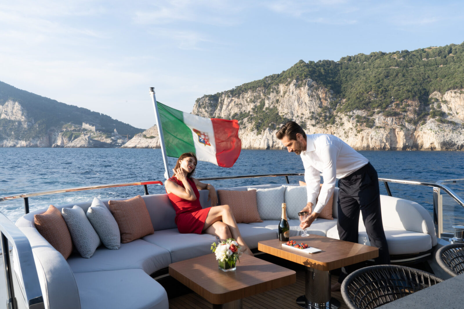 Relax a bordo di Mangusta Yachts, panorama costiero.