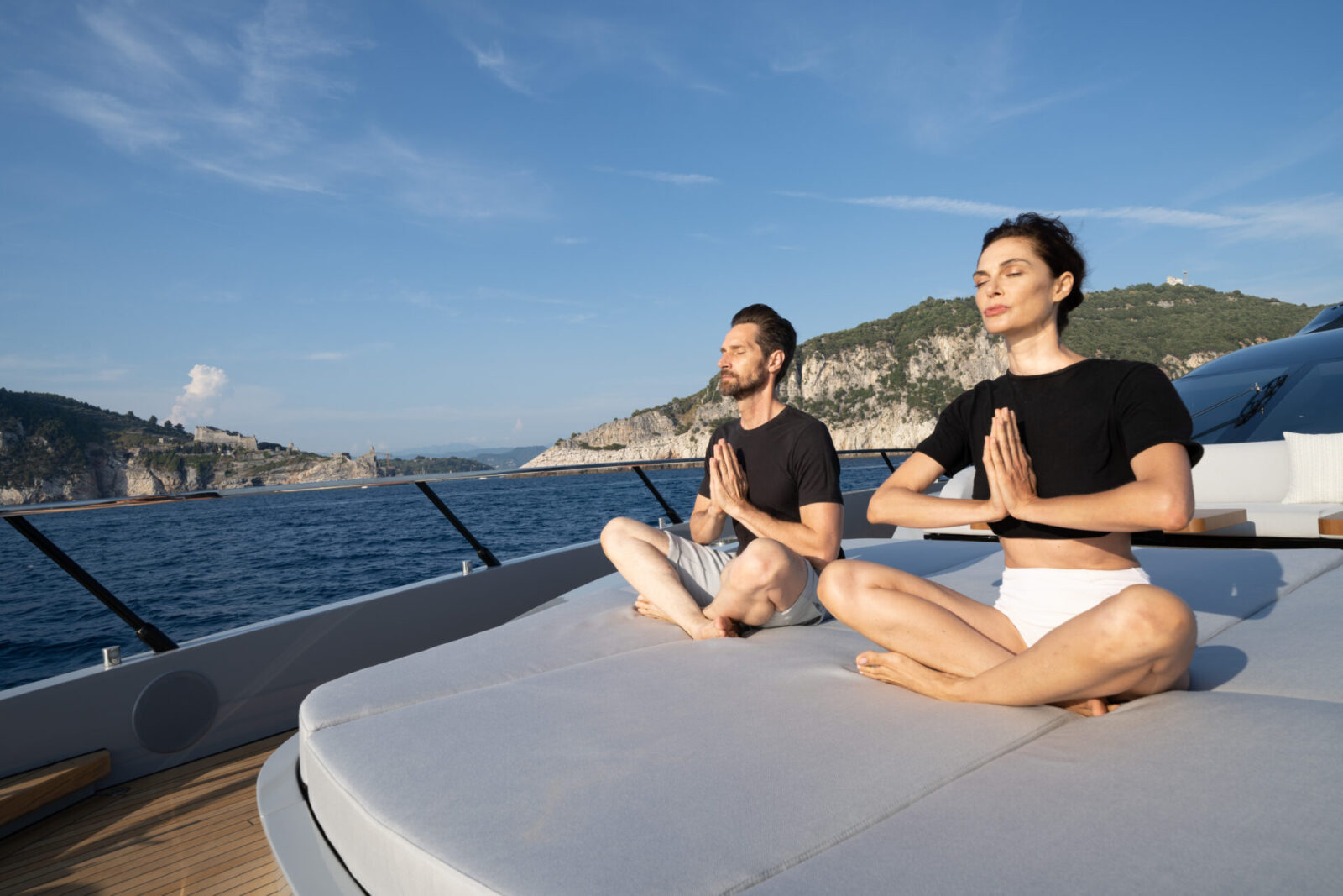 Yoga su yacht Mangusta con vista mare e costa.