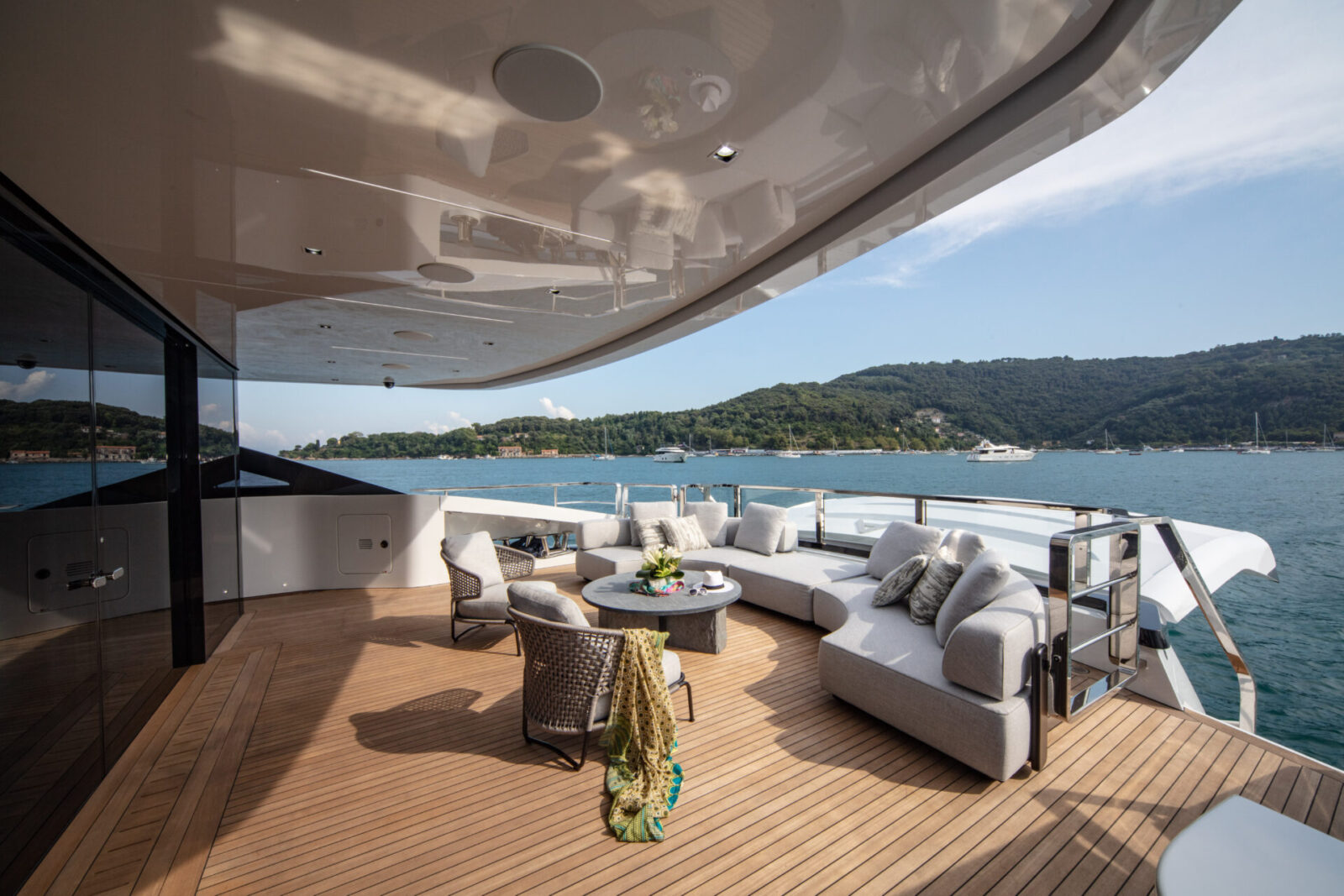 Terrazza yacht di lusso con vista sul mare