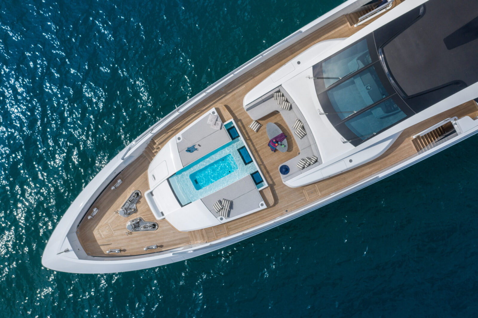 Yacht di lusso Mangusta con piscina sul ponte.