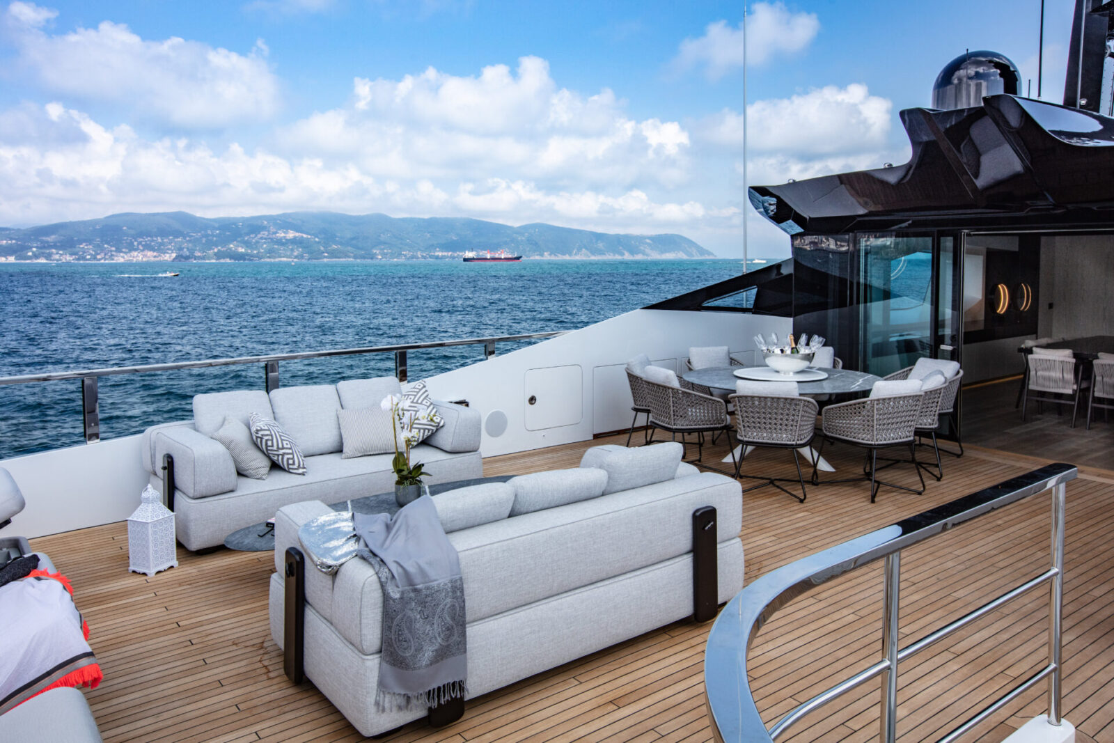 Terrazza di lusso sullo yacht Mangusta Yachts