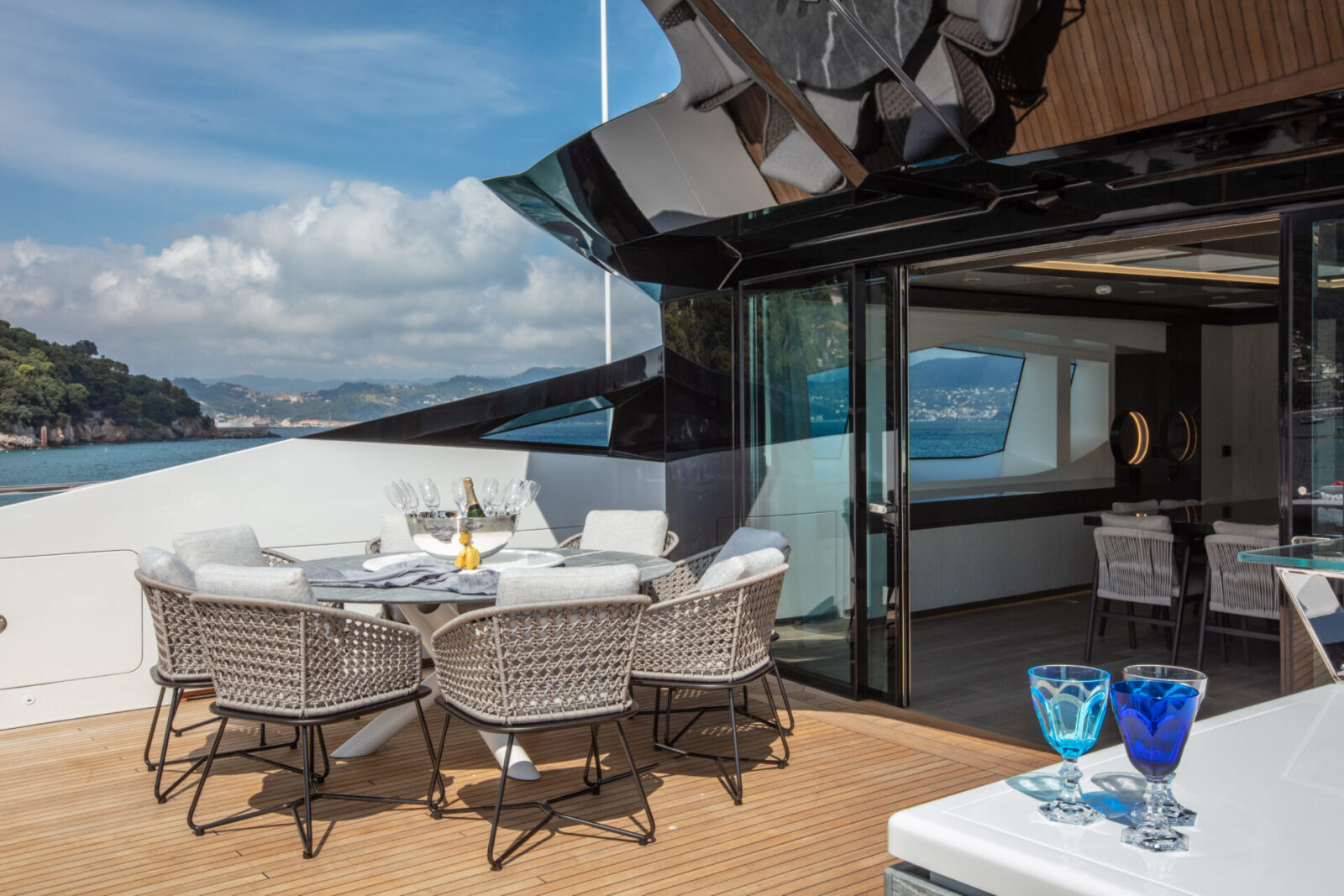 Terrazza elegante su yacht Mangusta con vista mare