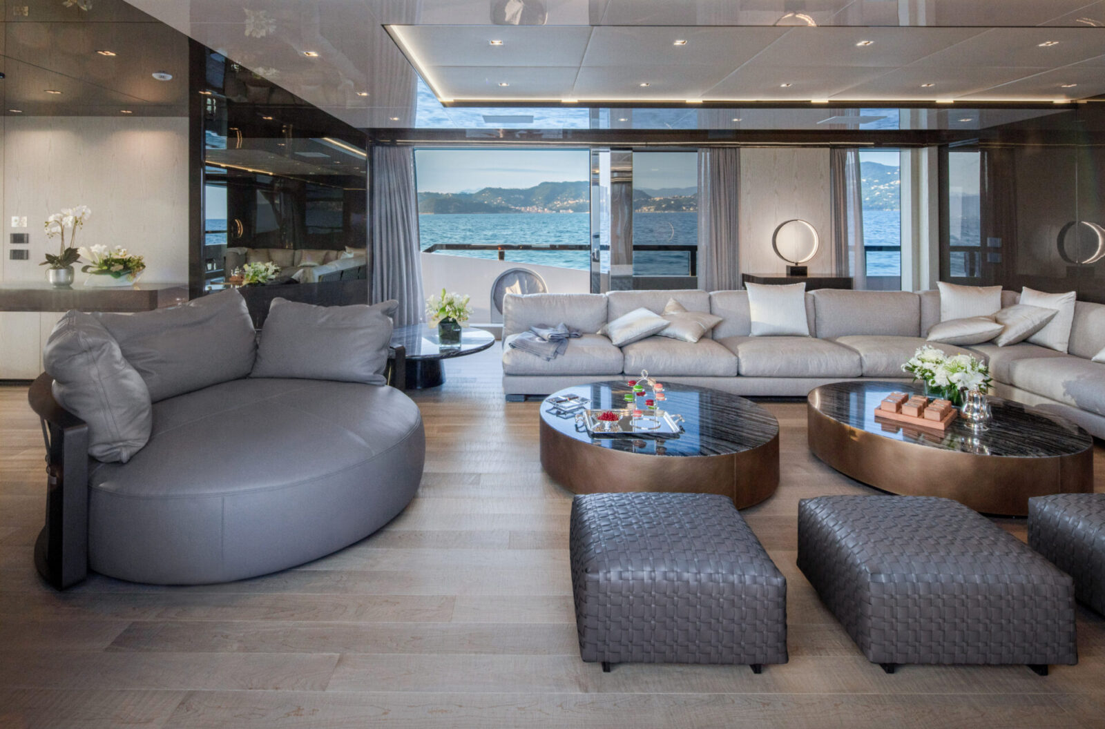 Salone di lusso a bordo di uno yacht Mangusta