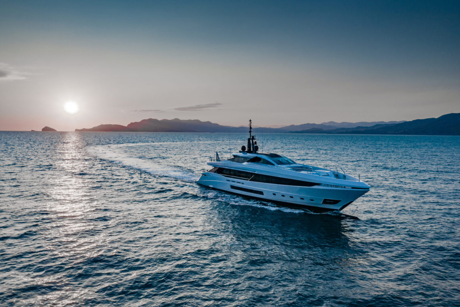 Yacht Mangusta al tramonto sul mare aperto.