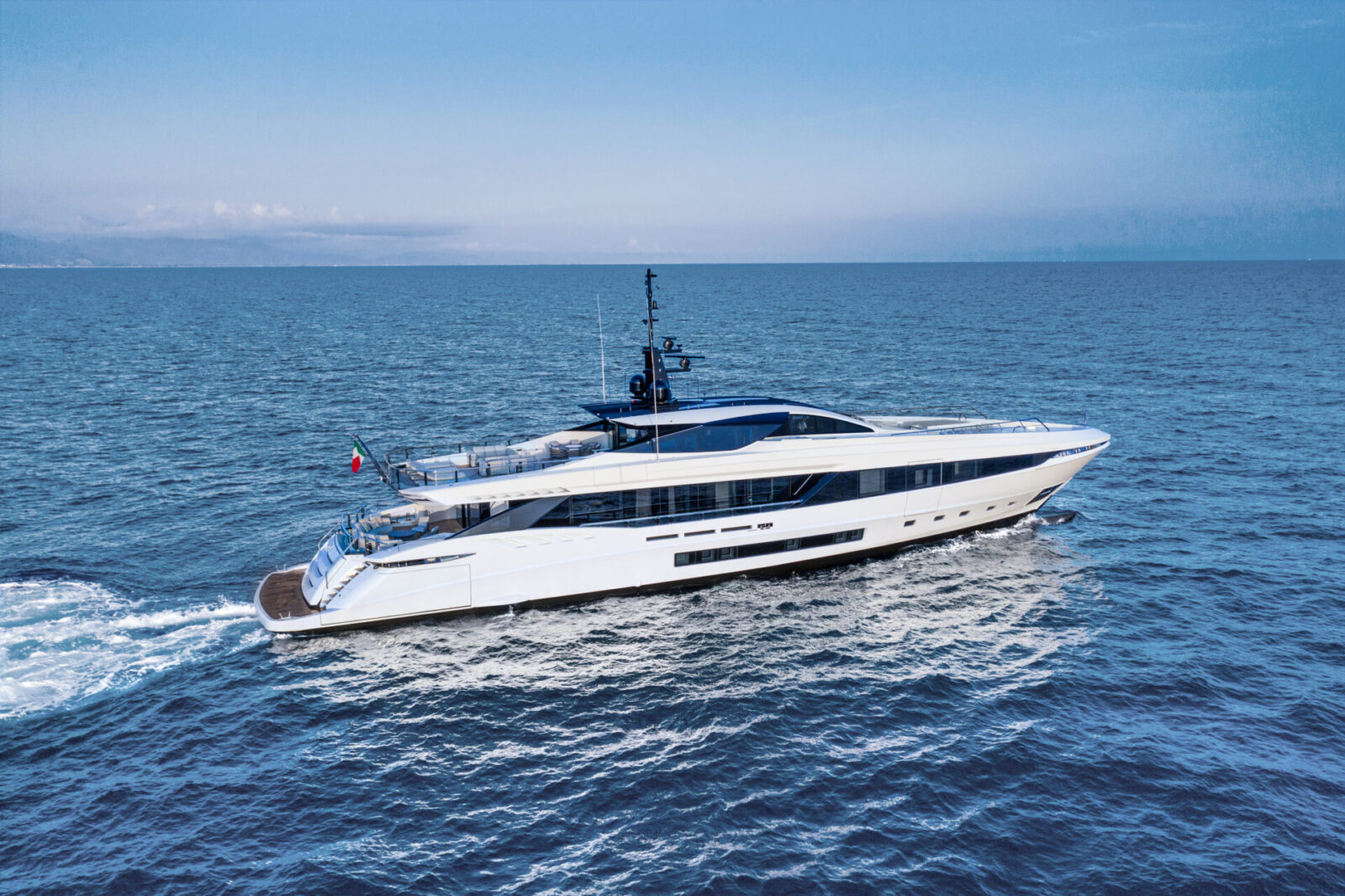 Yacht Mangusta naviga in mare aperto con eleganza.