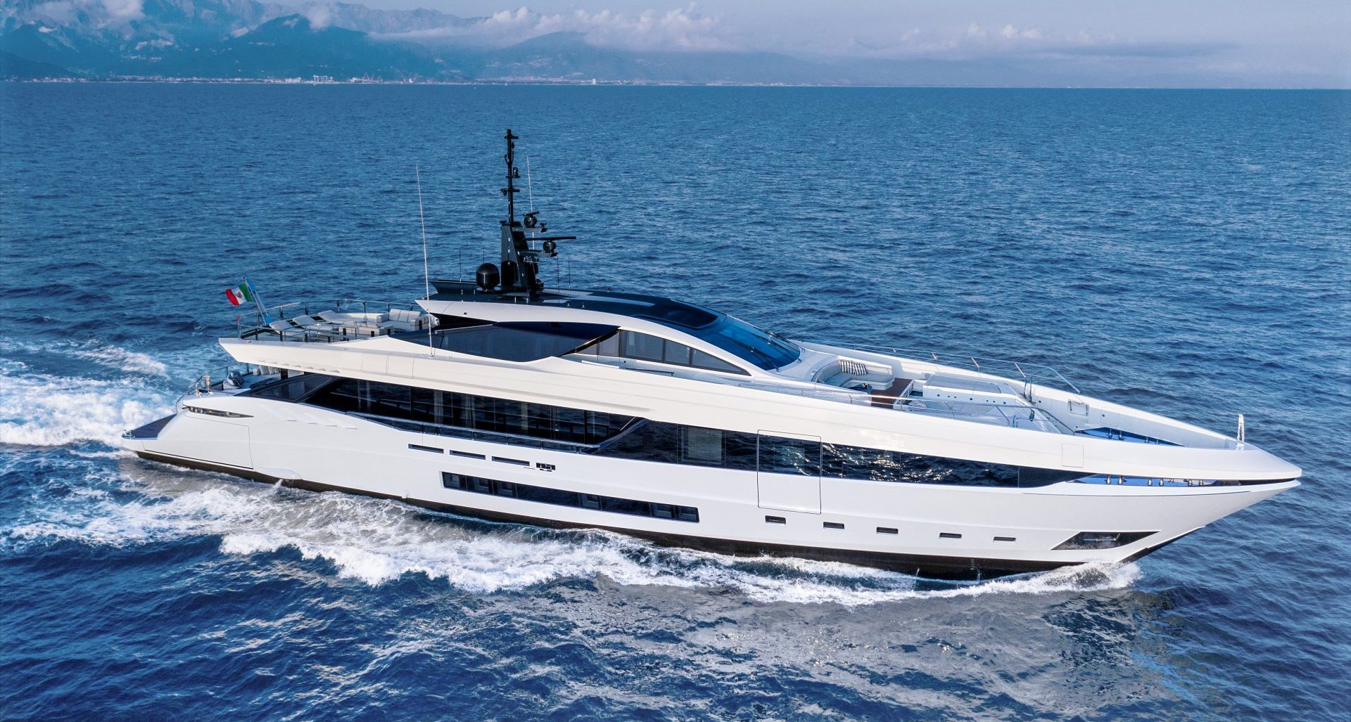 Yacht Mangusta in navigazione sul mare.