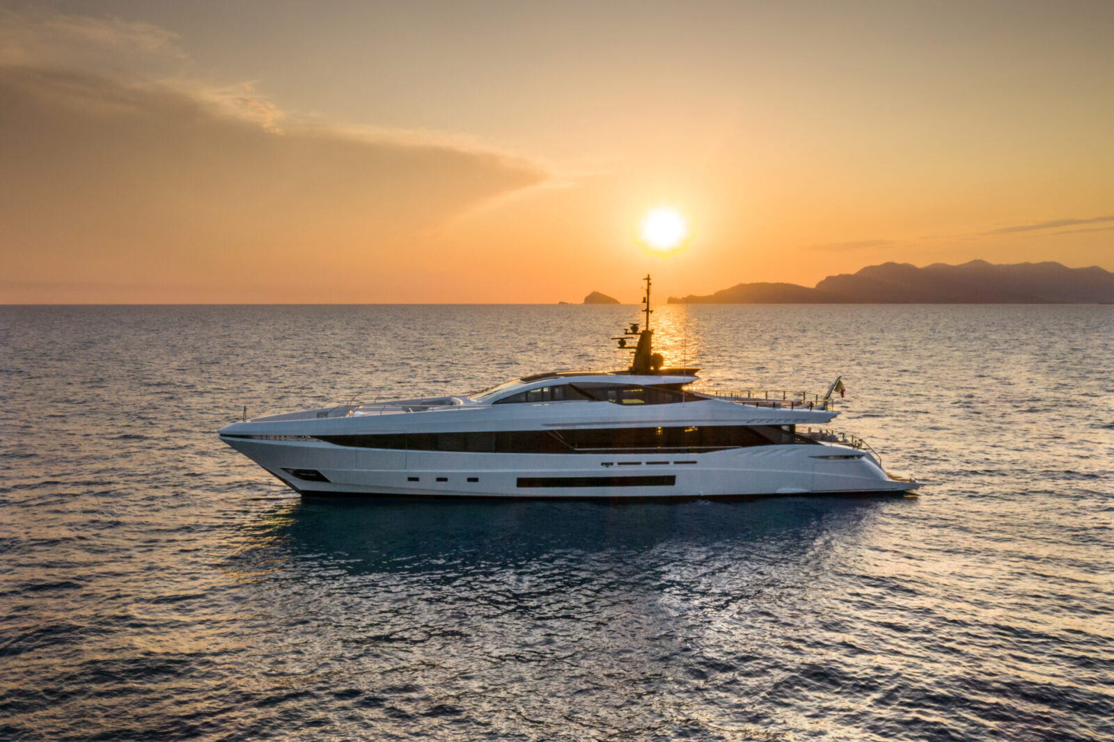 Yacht Mangusta al tramonto sul mare.