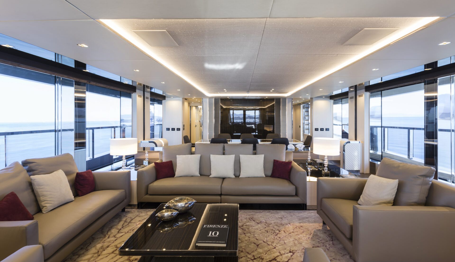 Salone elegante su Mangusta Yachts con vista mare.