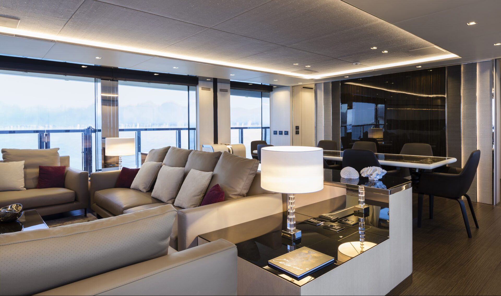 Salone di lusso a bordo di Mangusta Yachts.