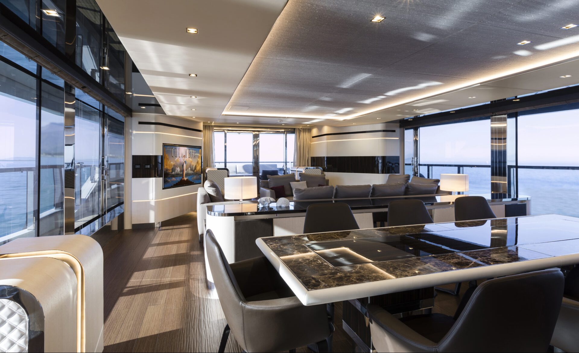 Interni lussuosi di un Mangusta Yachts sul mare.