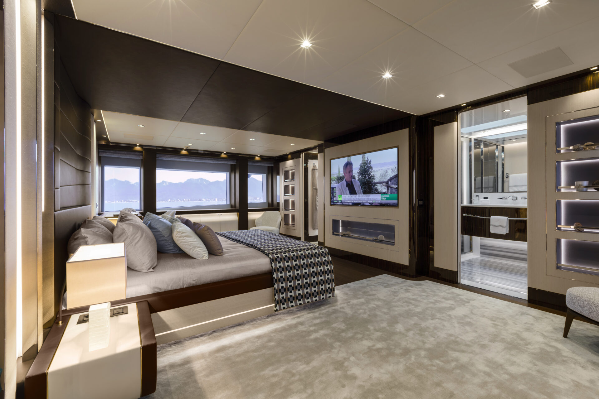 Interni lussuosi cabina Mangusta Yachts.