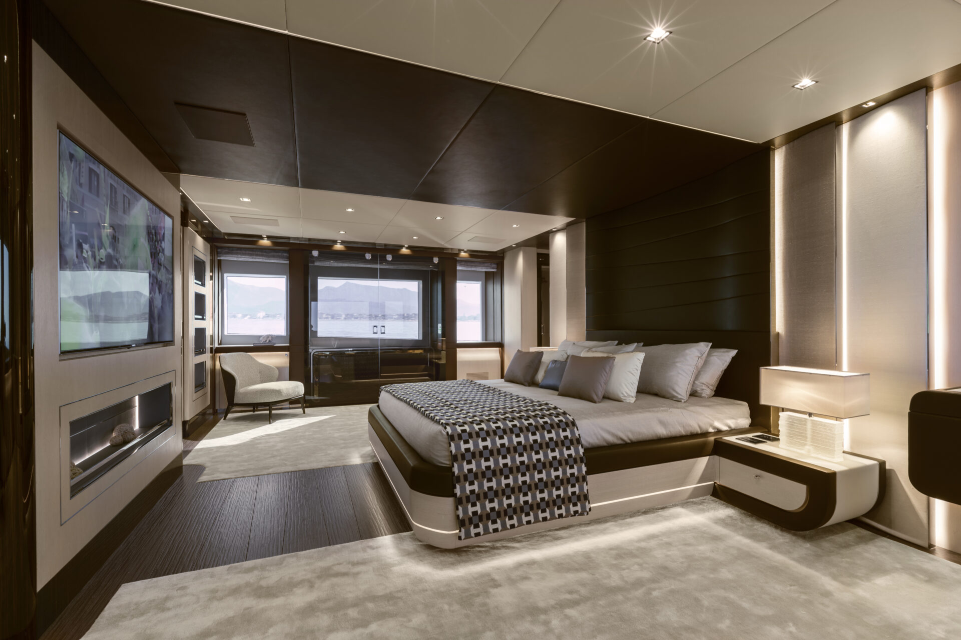 Cabina lussuosa di un Mangusta Yacht con vista mare.