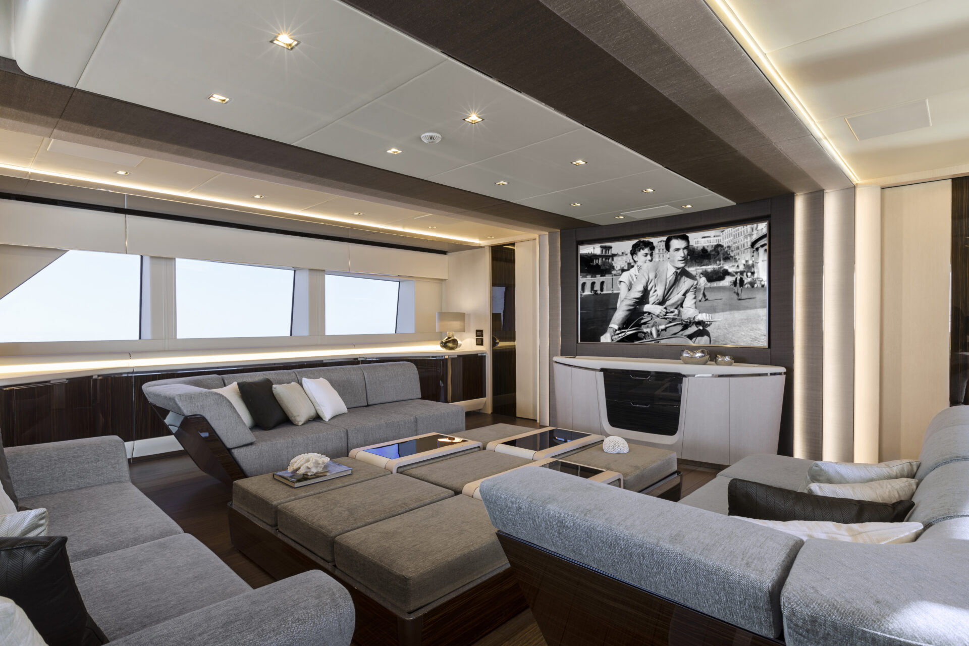 Interni lussuosi salotto Mangusta Yachts