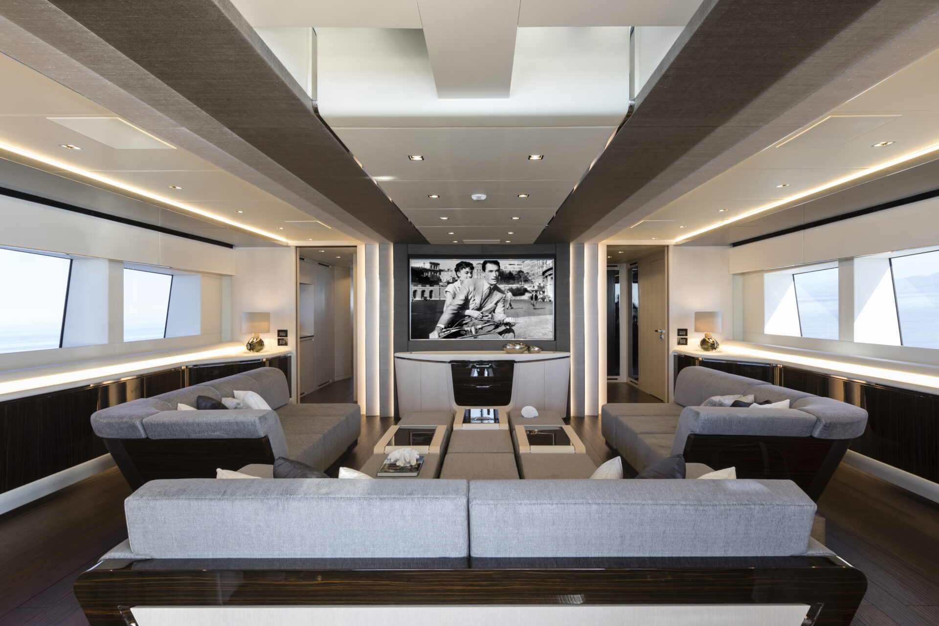 Salotto elegante yacht Mangusta con divani grigi