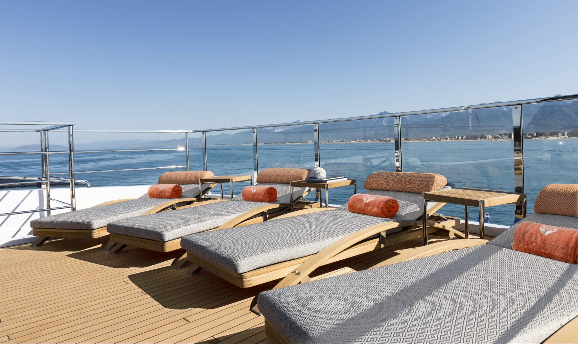 Sdraio eleganti sul ponte di Mangusta Yachts.