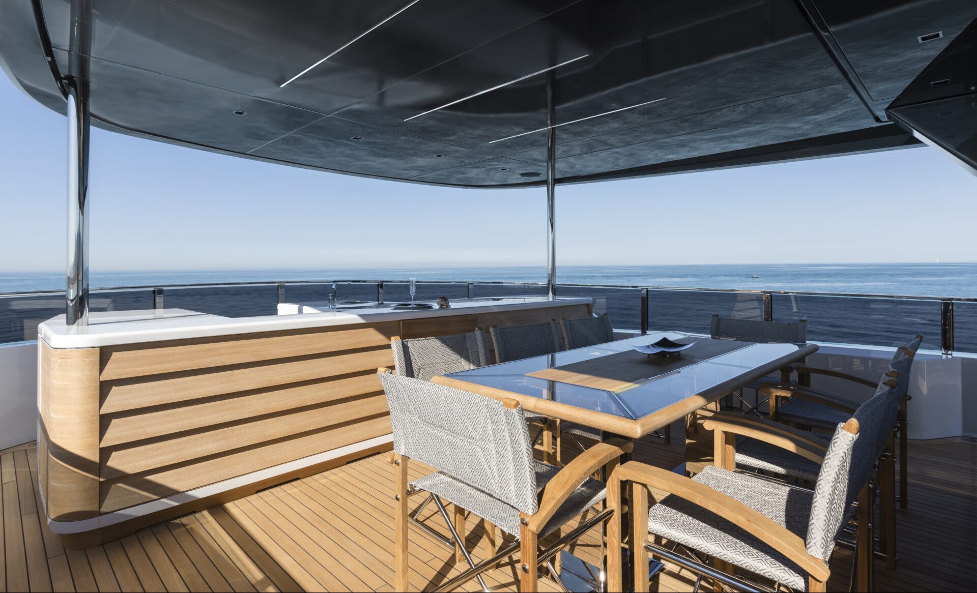 Terrazza yacht di lusso Mangusta vista mare.