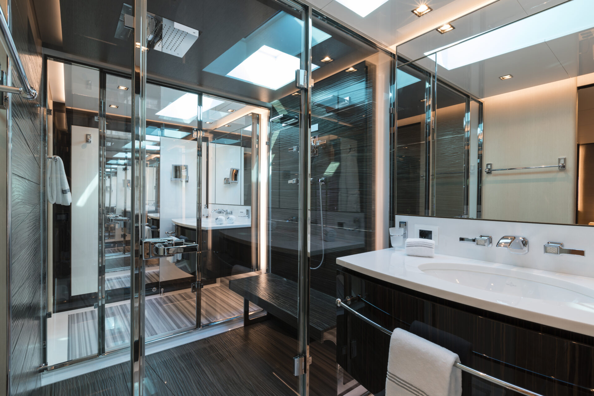 Bagno di lusso Mangusta Yachts con rifiniture moderne