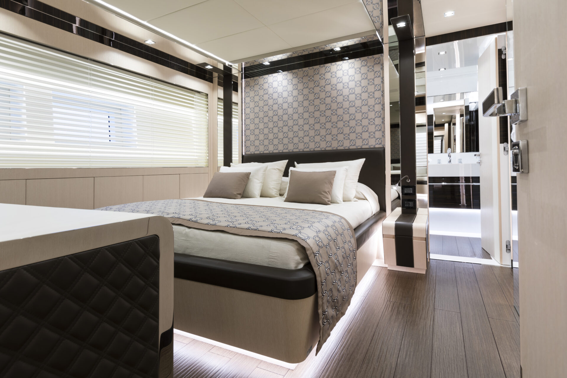 Cabina lussuosa con letto matrimoniale su Mangusta Yachts.