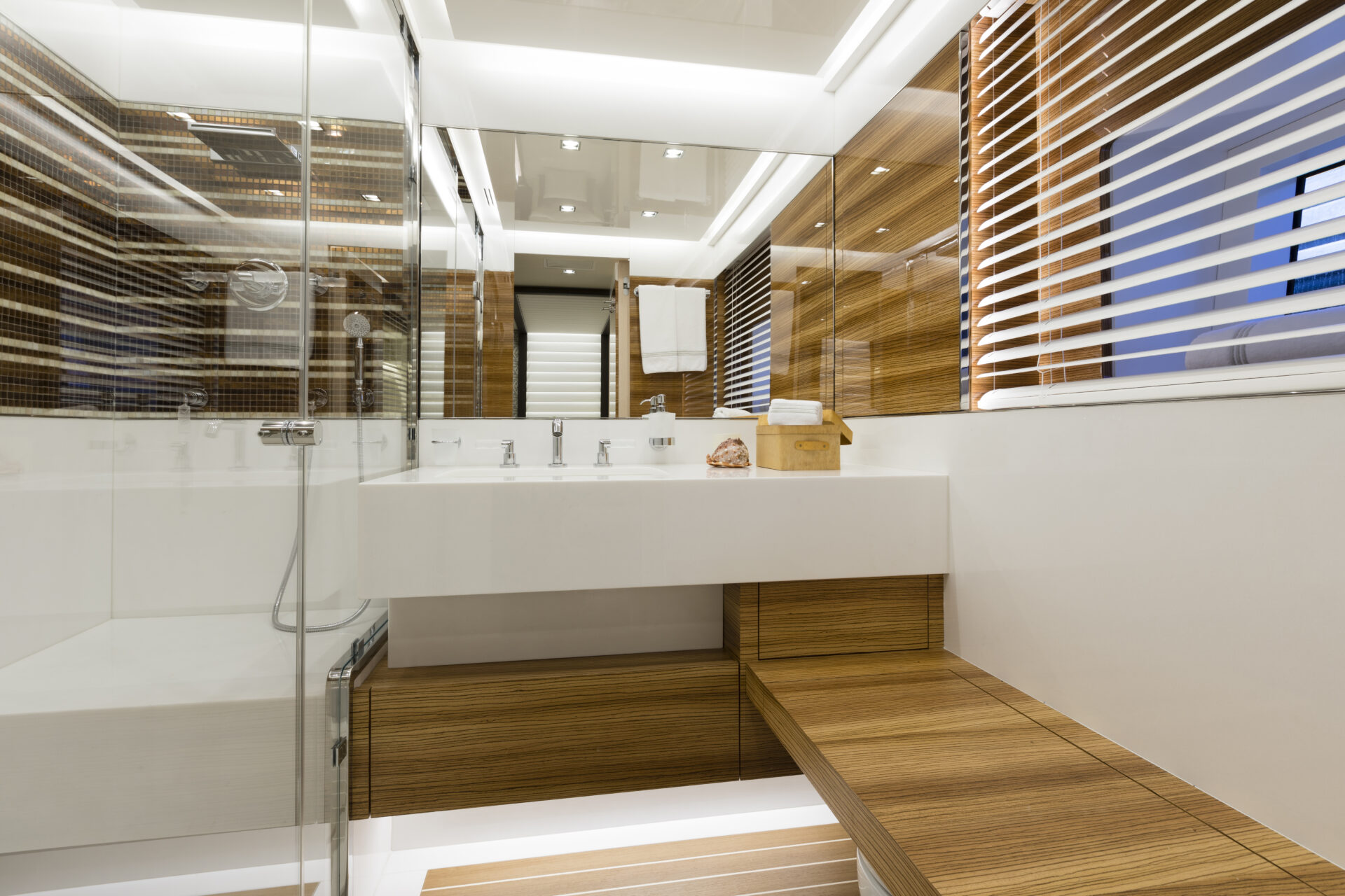 Bagno di lusso su Mangusta Yachts con legno e vetro.