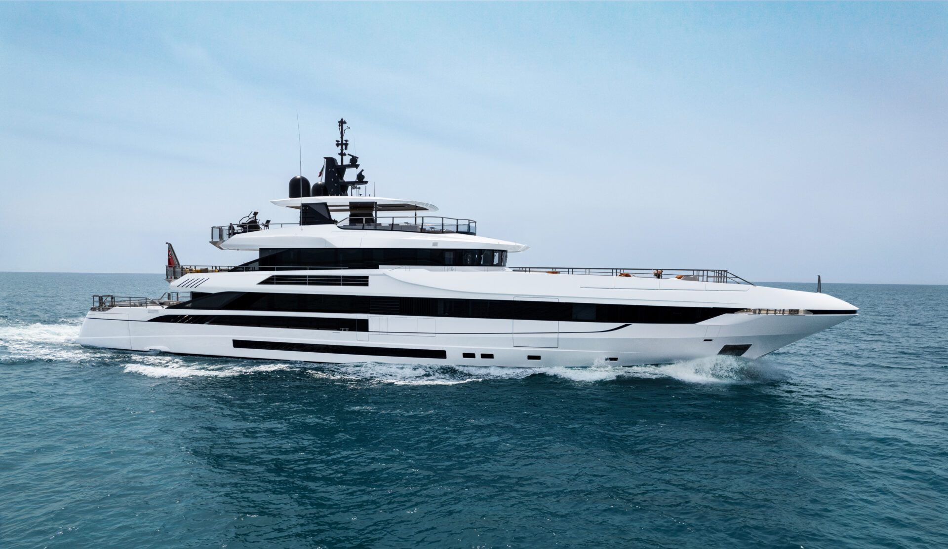 Yacht Mangusta naviga in mare aperto.