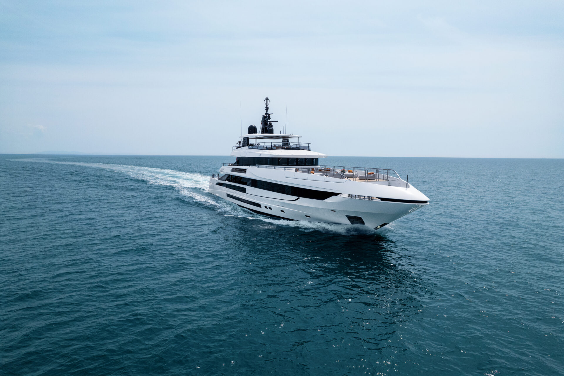 Yacht di lusso Mangusta naviga in mare aperto.