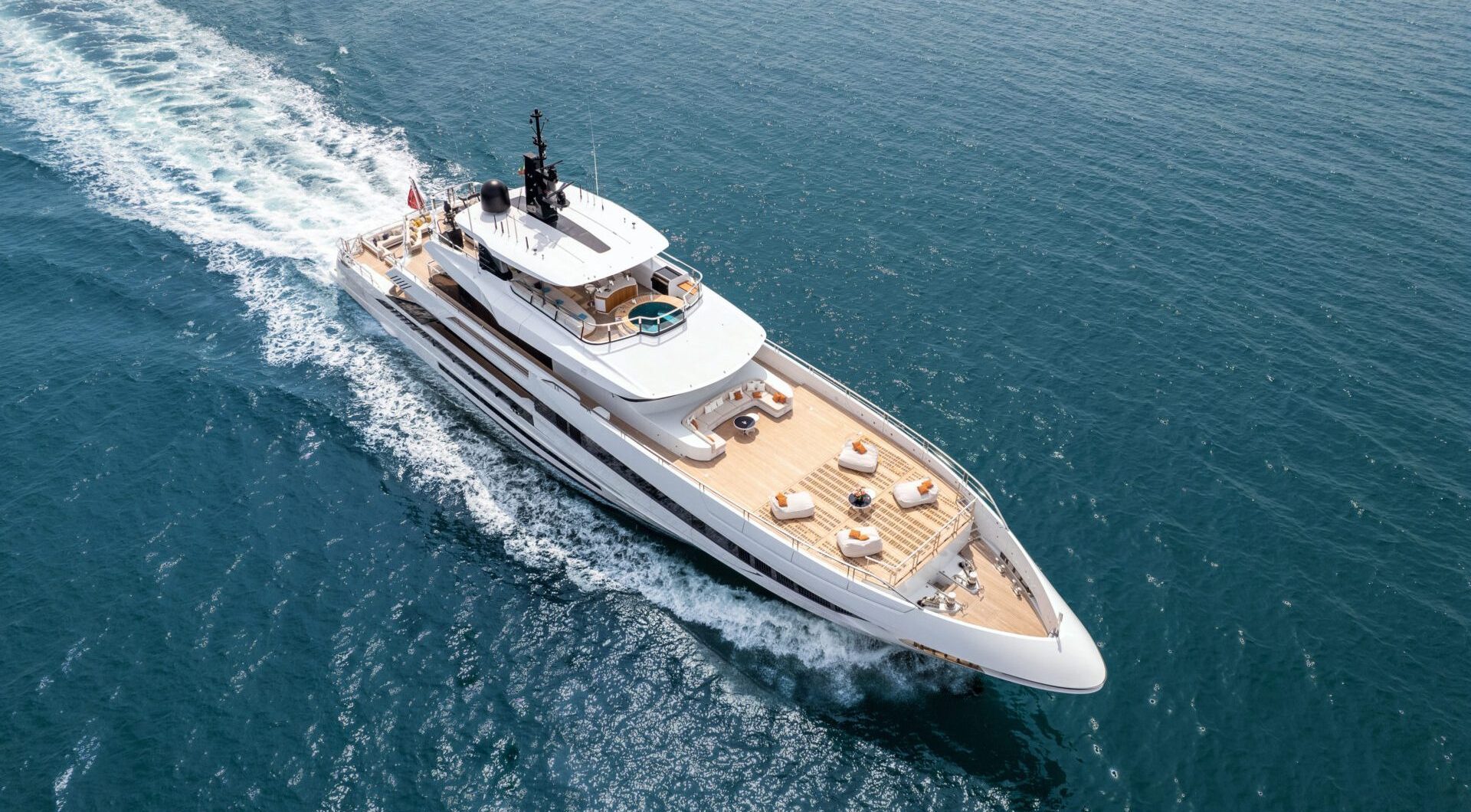 Yacht Mangusta lussuoso in navigazione sul mare.