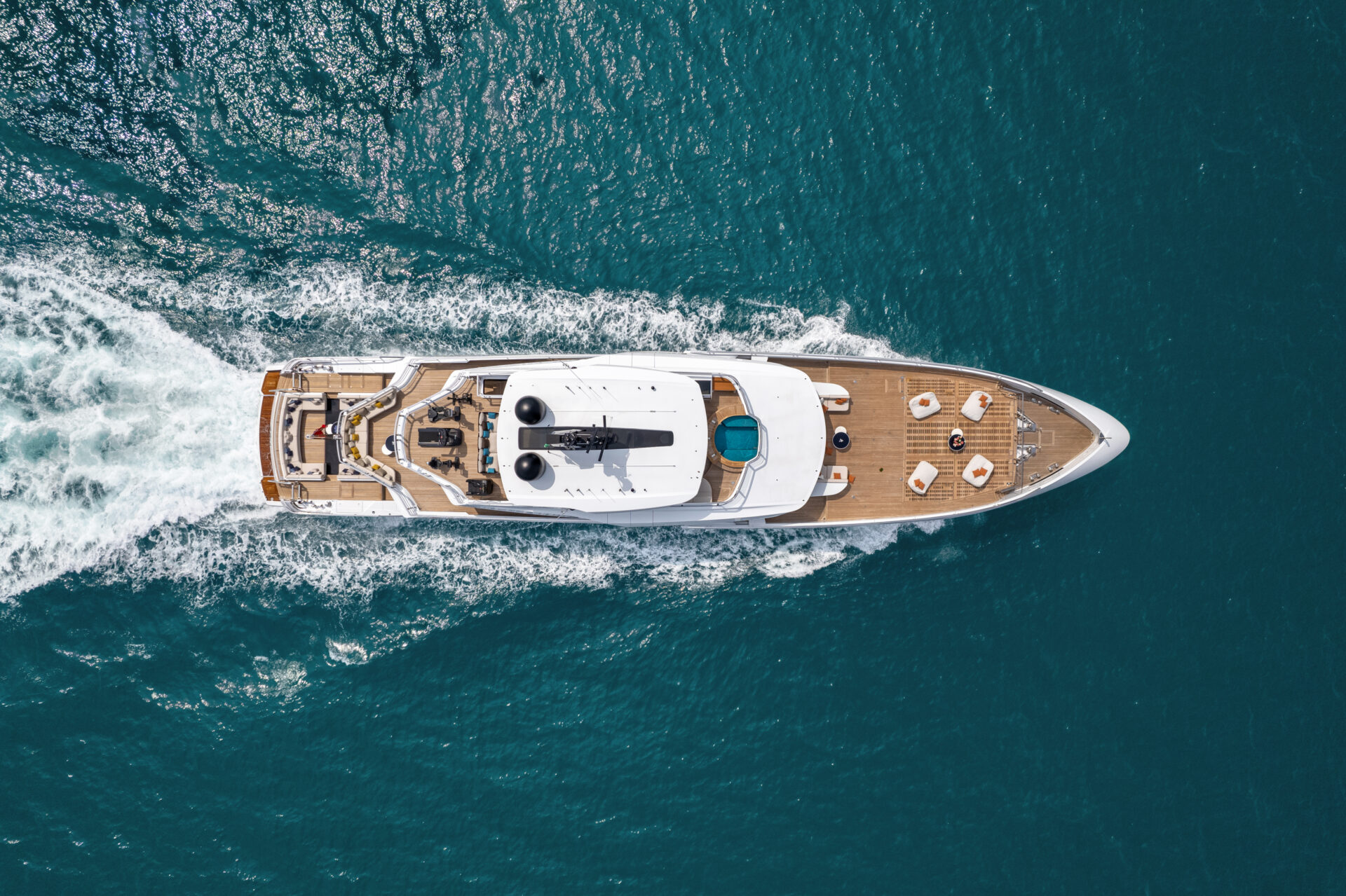 Yacht Mangusta naviga in mare blu cristallino.