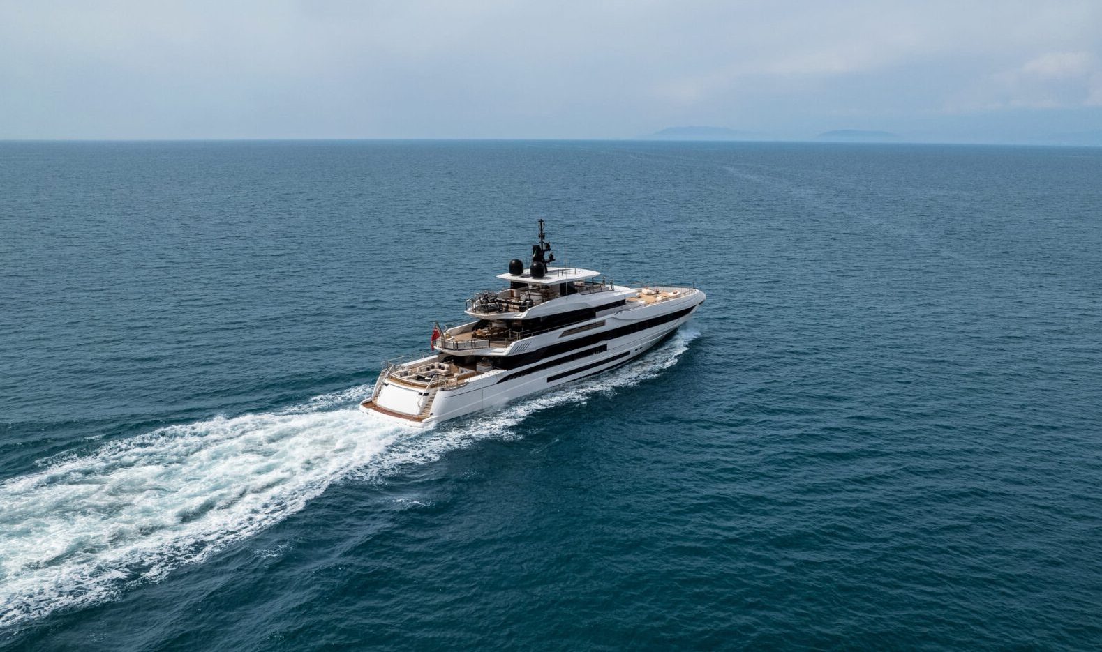 Yacht Mangusta naviga in mare aperto.