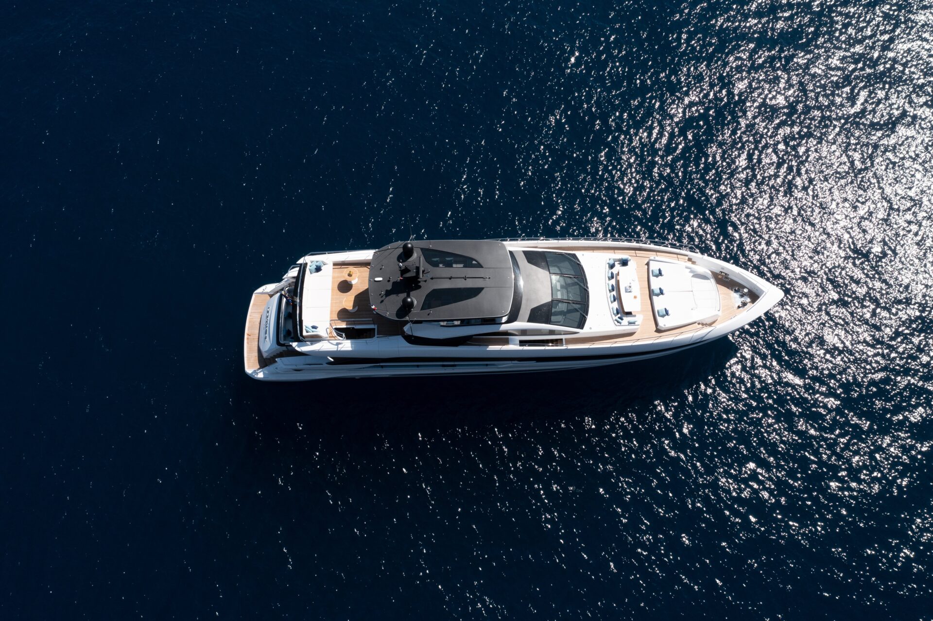 Yacht Mangusta naviga nel mare blu brillante.