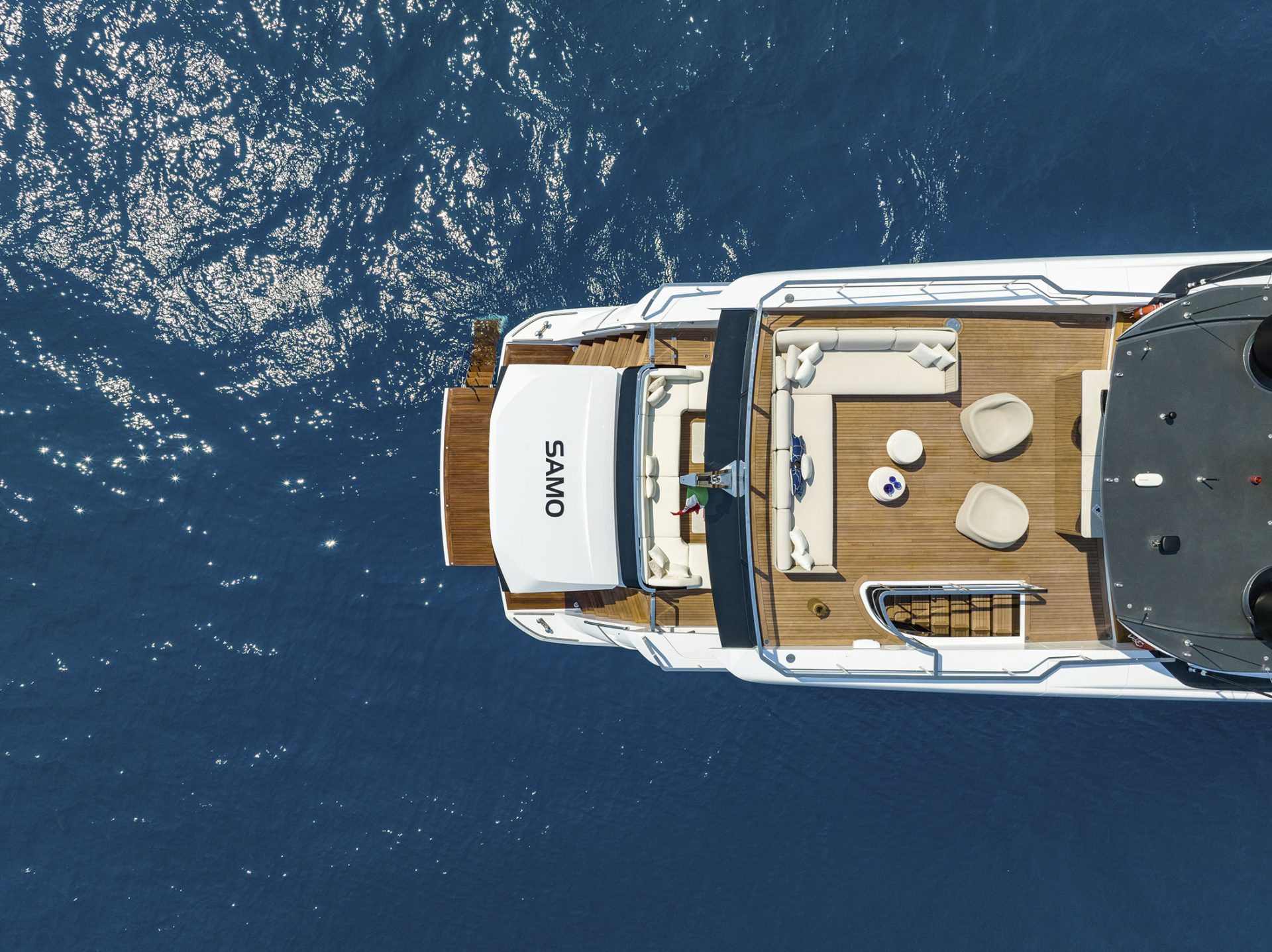 Vista dall'alto del ponte Mangusta Yachts sul mare.