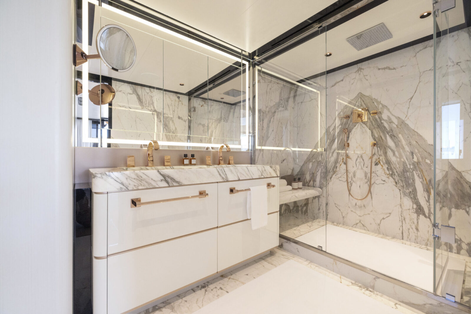 Bagno lussuoso in marmo con finiture dorate