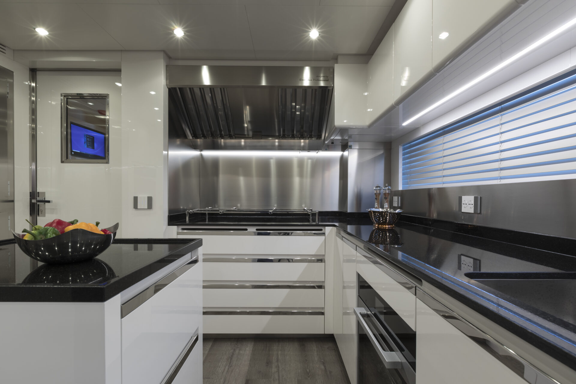 Cucina moderna su Mangusta Yachts con dettagli eleganti.