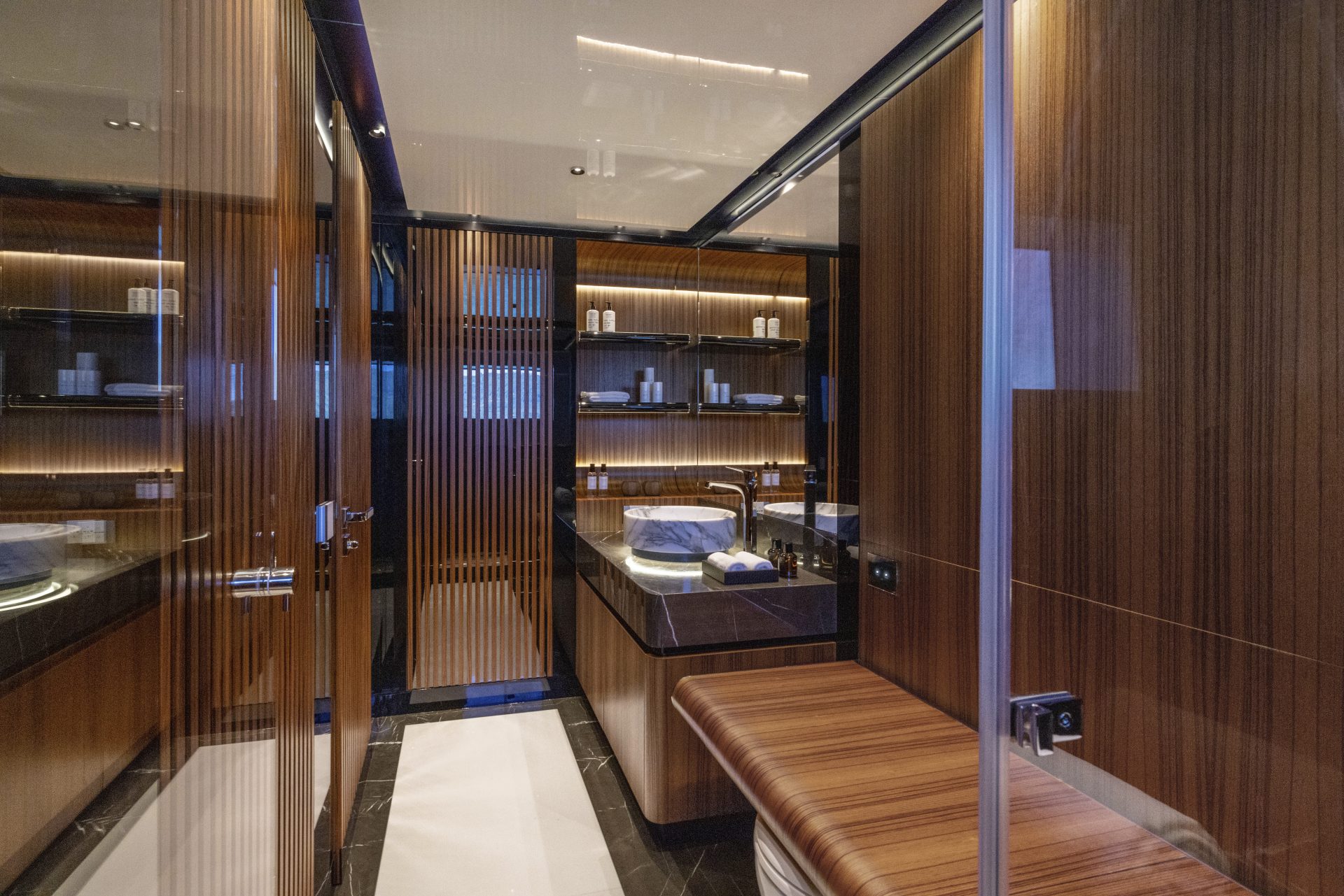 Bagno di lusso in legno su uno yacht Mangusta