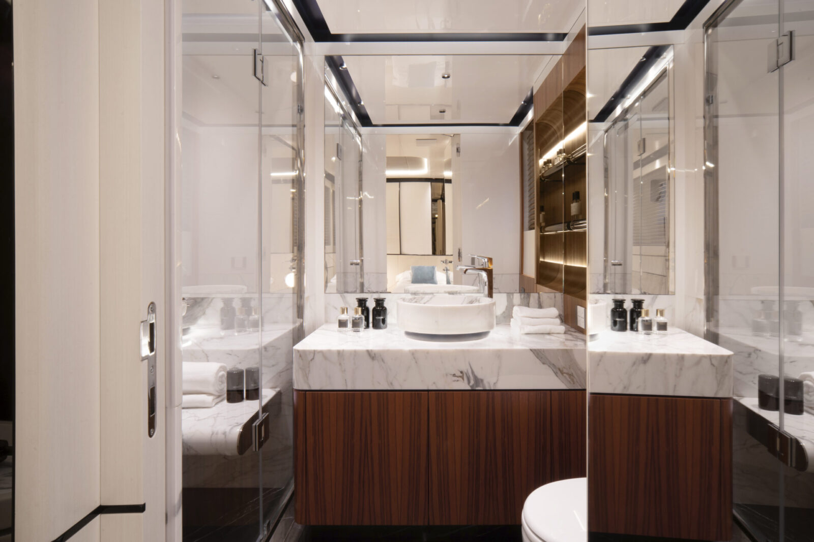 Bagno di lusso con dettagli in marmo su Mangusta Yachts.