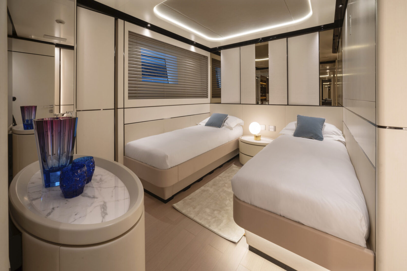 Cabina di lusso con letti singoli e decorazioni moderne.