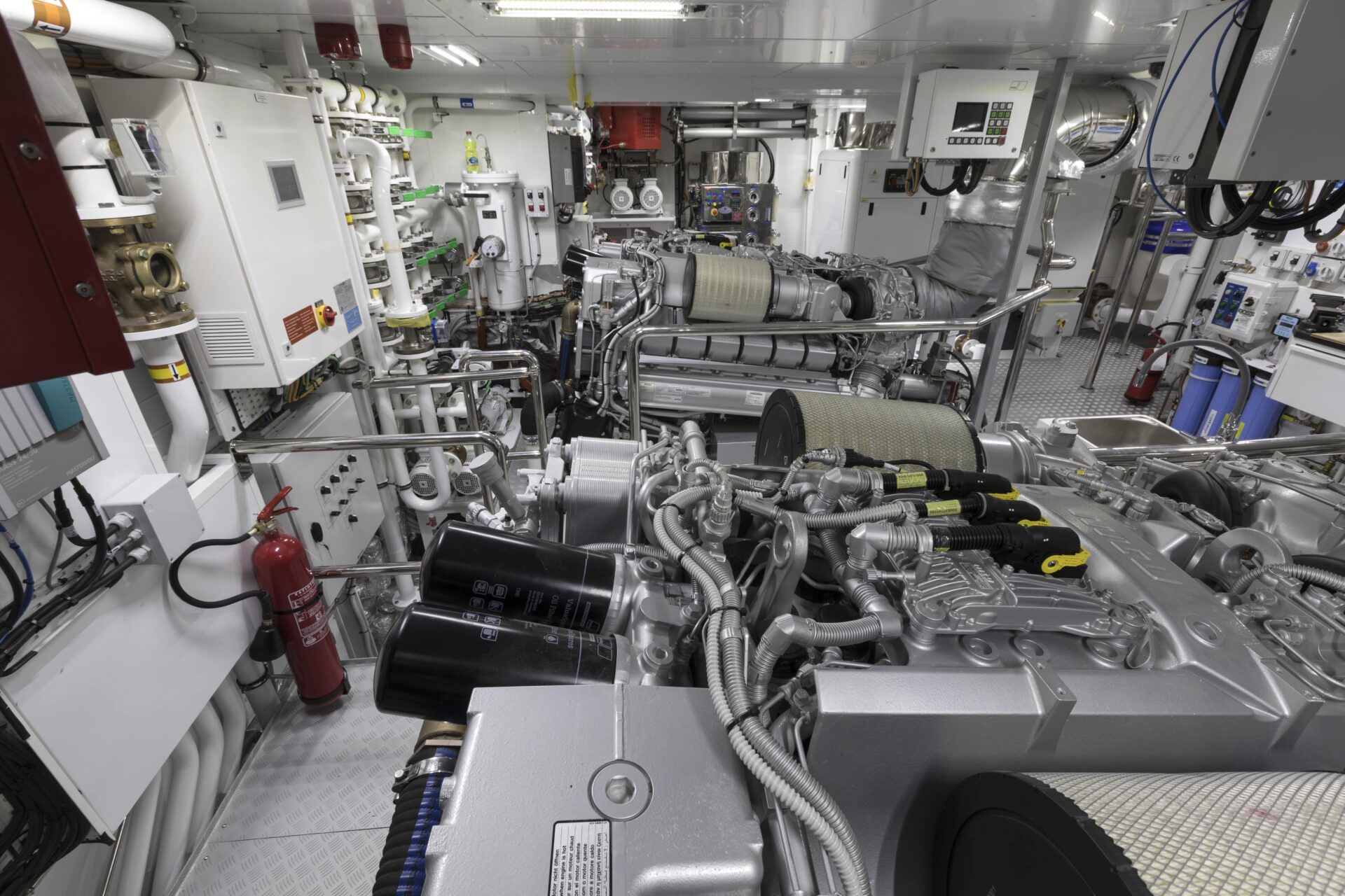 Sala motori avanzata di uno yacht Mangusta.