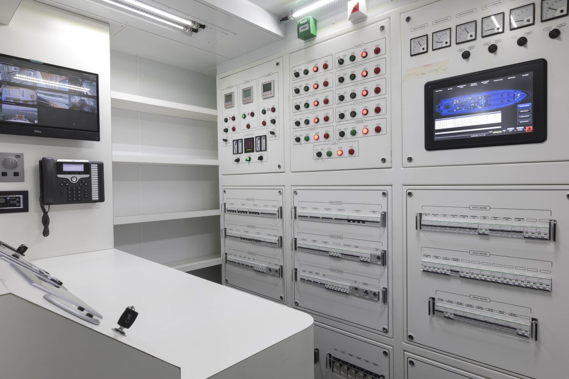 Sala controllo elettrico di Mangusta Yacht